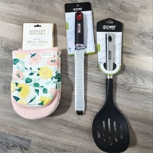 Badgley Mischka Set of Two Mini Mitts with Grater and Slotted Spoon Gift Set New